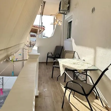 A Modern By The Sea Apartment *