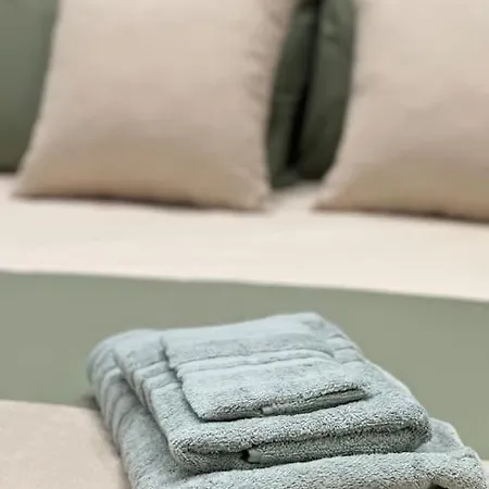 A Modern By The Sea Apartment *